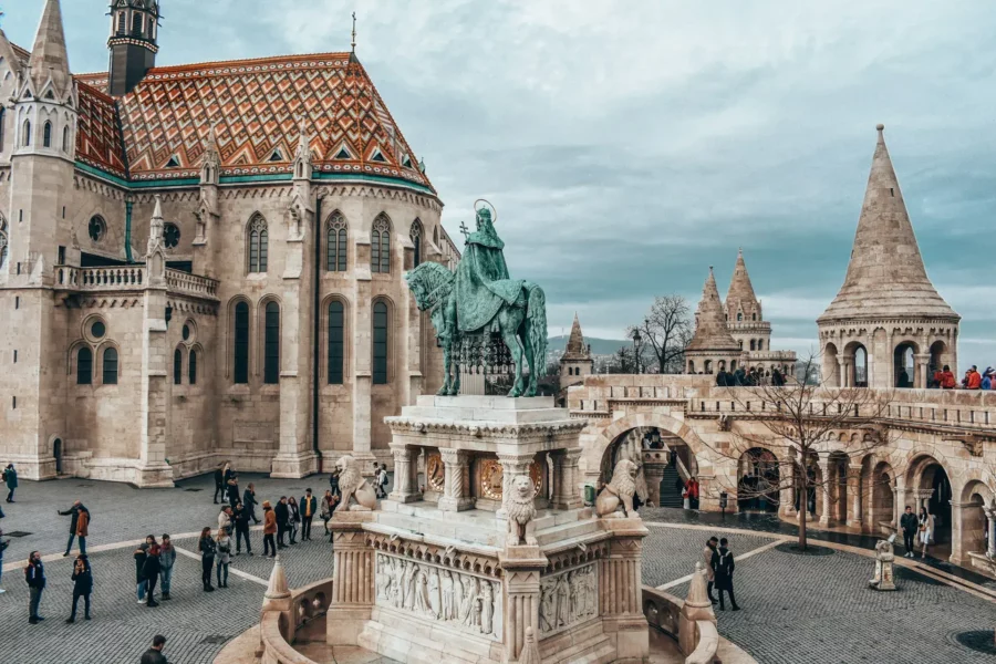 Place de la statue d'István et du Bastion des pêcheurs à Budapest
