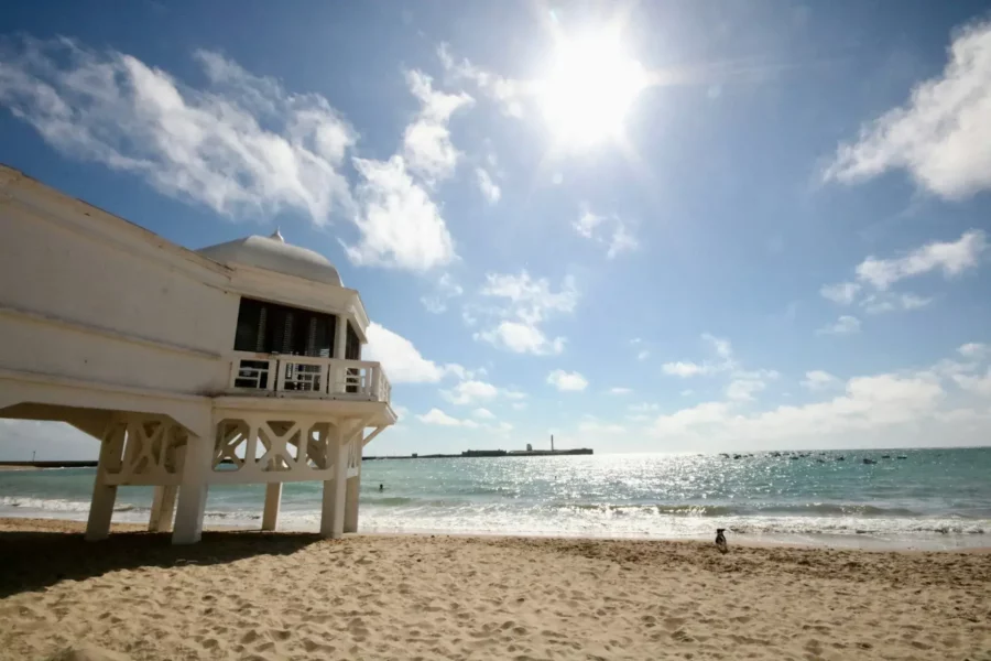 Plage de La Caleta, une destination de vacances populaire à Cadix en Espagne, avec du sable doré et des eaux cristallines.