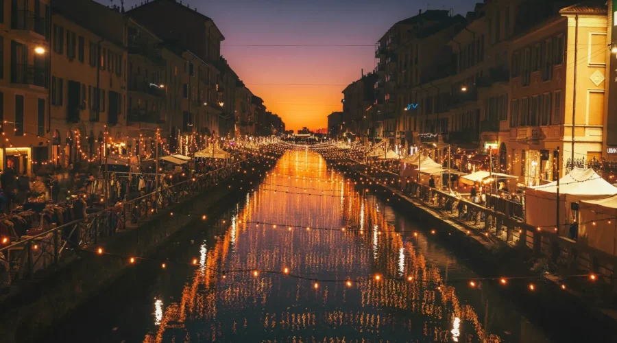 Quartier animé d'Alzaia Naviglio Grande à Milande nuit