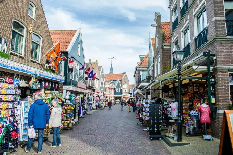 Rue touristique de Volendam