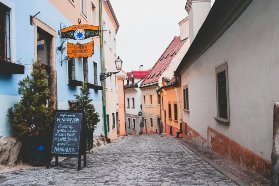 Ruelle étroite pavée de Bratislava