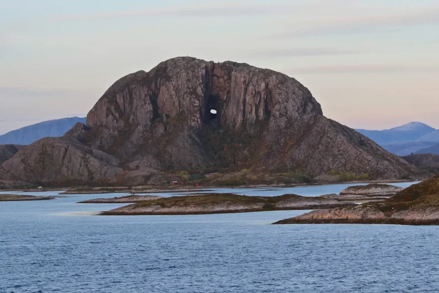 Torghatten, Brønnøysund, Norvège