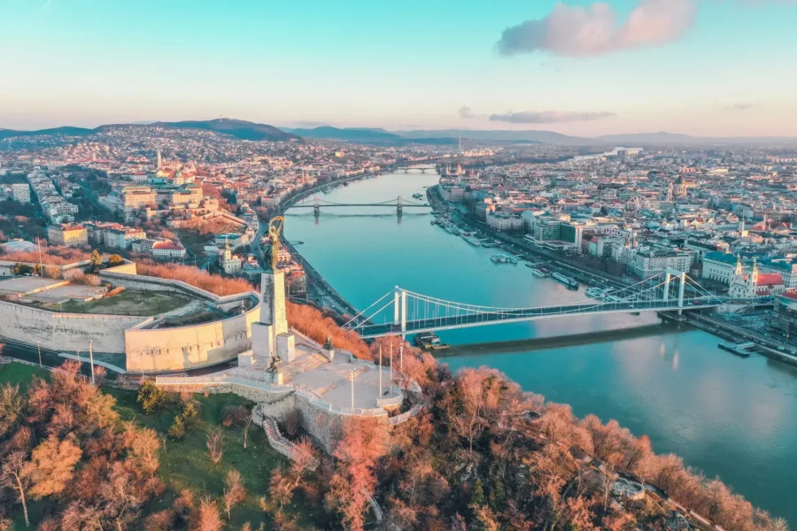 Vue aérienne de Budapest et du Danube