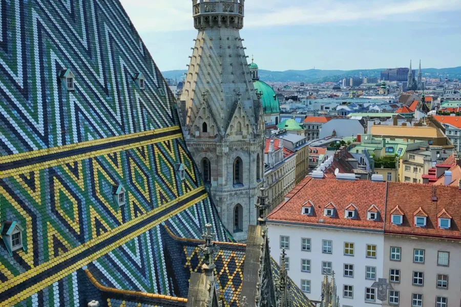 Vue aérienne des toits de Vienne depuis la cathédrale Saint-Étienne