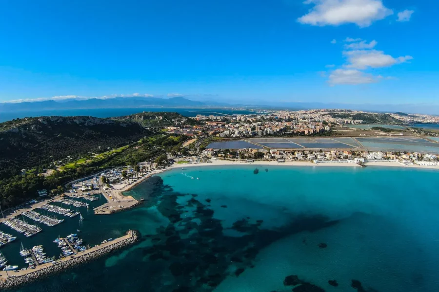Vue aérienne de Cagliari en Sardaigne, avec son port et ses bâtiments historiques.