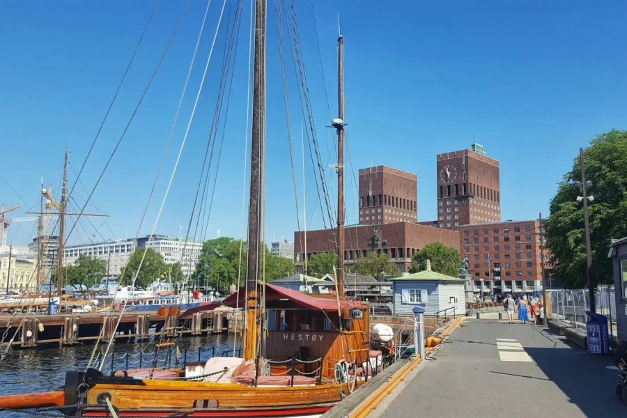 Vue du port sur l'hôtel de ville d'Oslo