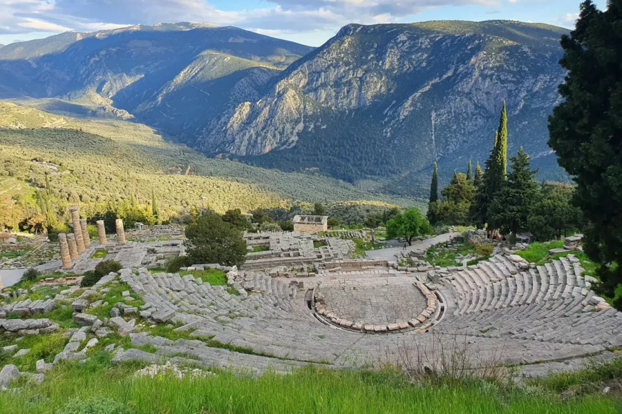 Vue magnifique depuis le Théâtre de Delphes