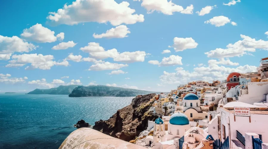 Vue sur les maisons blanches de Santorin, Grèce