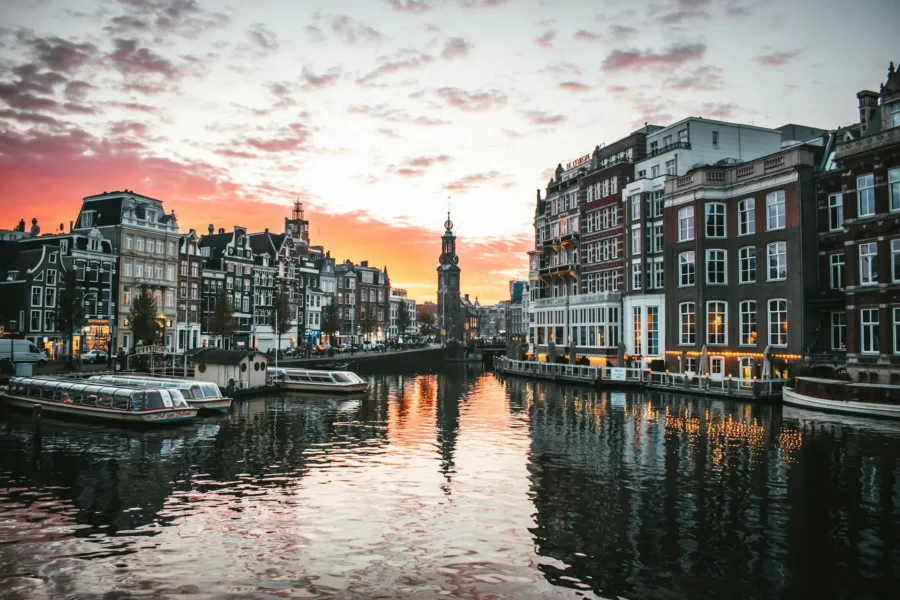 Vue sur Oude Kerk à Amsterdam