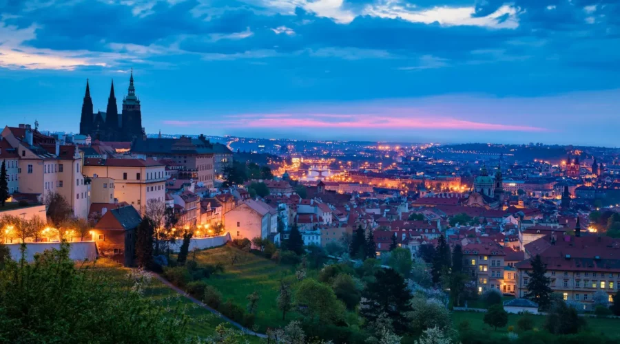 Vue sur Prague de nuit
