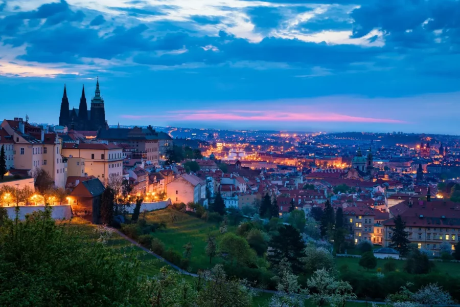 Vue sur Prague de nuit