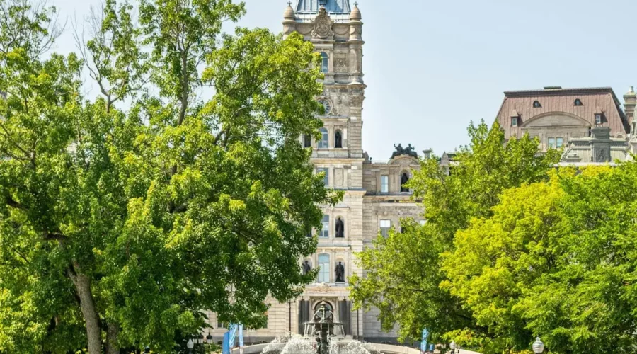 Allée de fleurs au parc de Québec