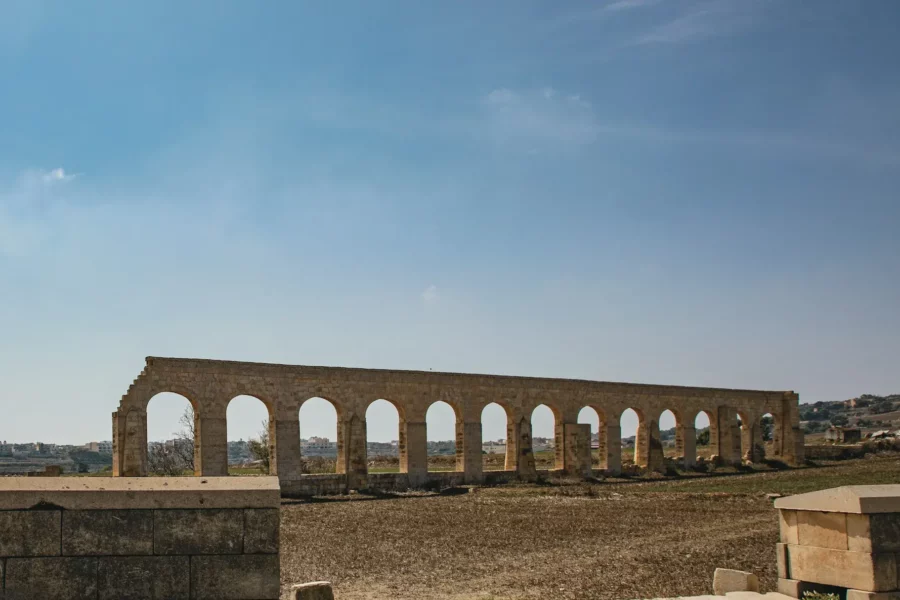 Aqueduc en pierre à Gozo, Malte.
