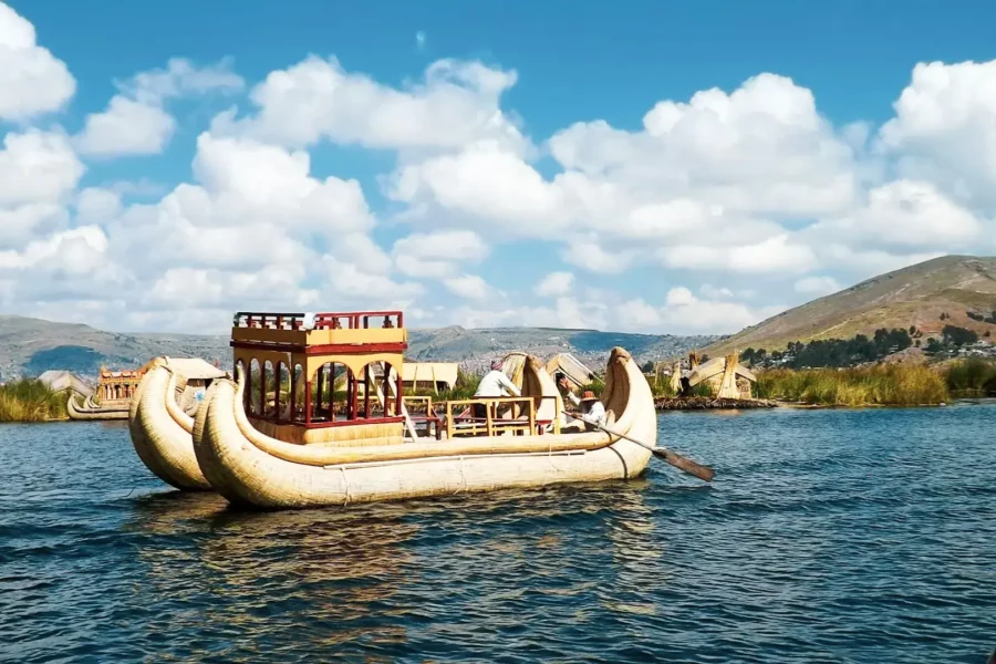 Bateau typique des îles Uros, Puno, Pérou