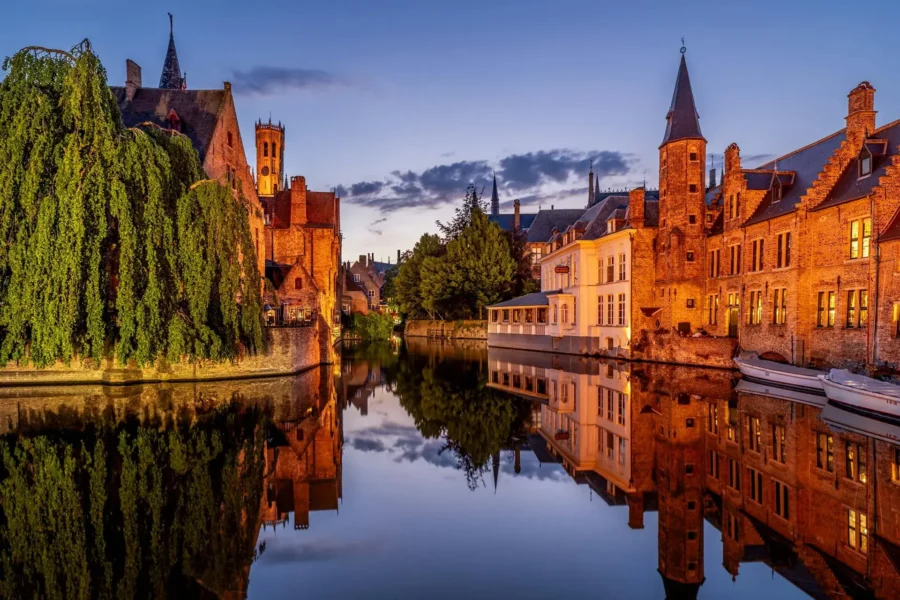Bâtiment en brique et canal de Bruges de nuit, Belgique