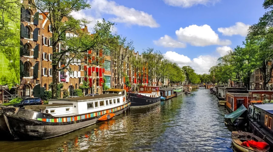Canal dans la ville d'Amsterdam aux Pays-Bas