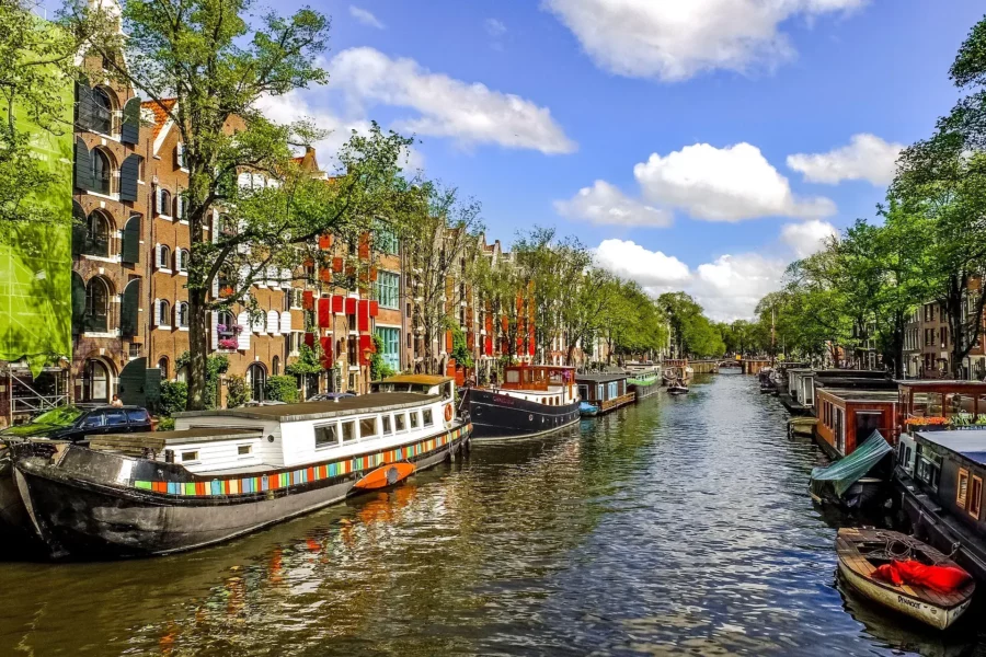 Canal dans la ville d'Amsterdam aux Pays-Bas