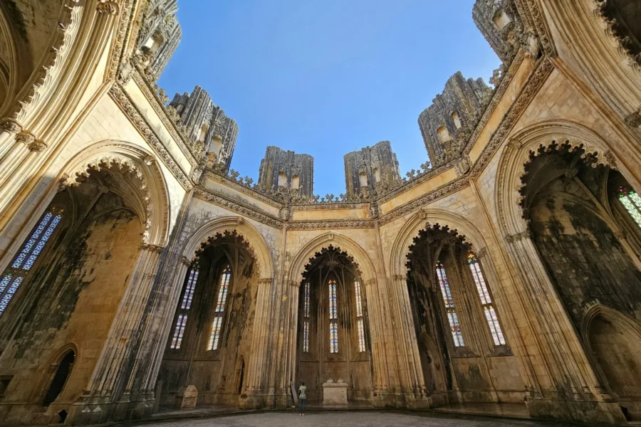 Chapelles inachevées de Batalha avec des voûtes gothiques et des colonnes en pierre.