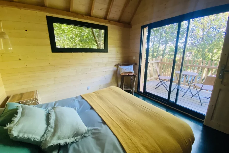 Espace chambre de la cabane La Belle Verte, Jardin Zen du Quistillic, Bretagne