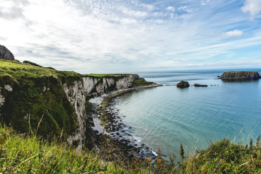 Falaises majestueuses près de la mer d'Antrim, Irlande du Nord