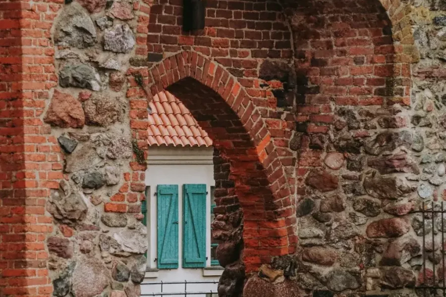 Grande porte en pierre voûtée à Torun, Pologne
