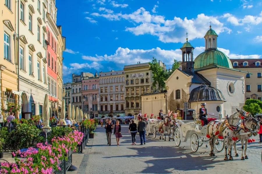Grande place de Cracovie avec des calèches