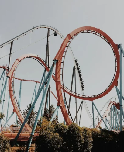 Montagnes russes dans le parc d'attractions de PortAventura World
