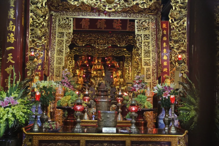 Pagode Tran Quoc à Hanoï, avec son architecture traditionnelle vietnamienne et son lac bordé d'arbres.