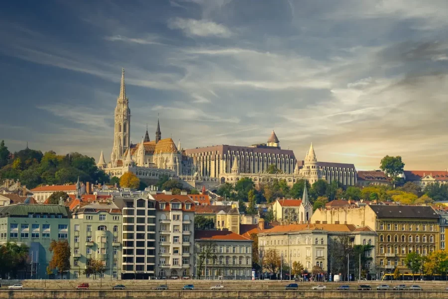 Panorama de Budapest avec l'église Notre-Dame-de-l'Assomption de Budavár, Hongrie