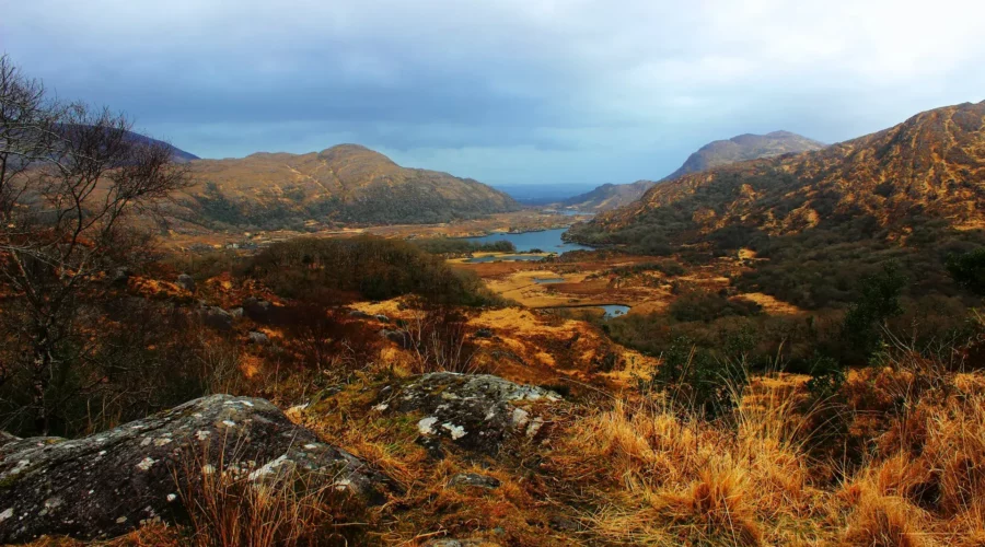 Vue panoramique sur les lacs et les montagnes depuis Ladies View à Killarney