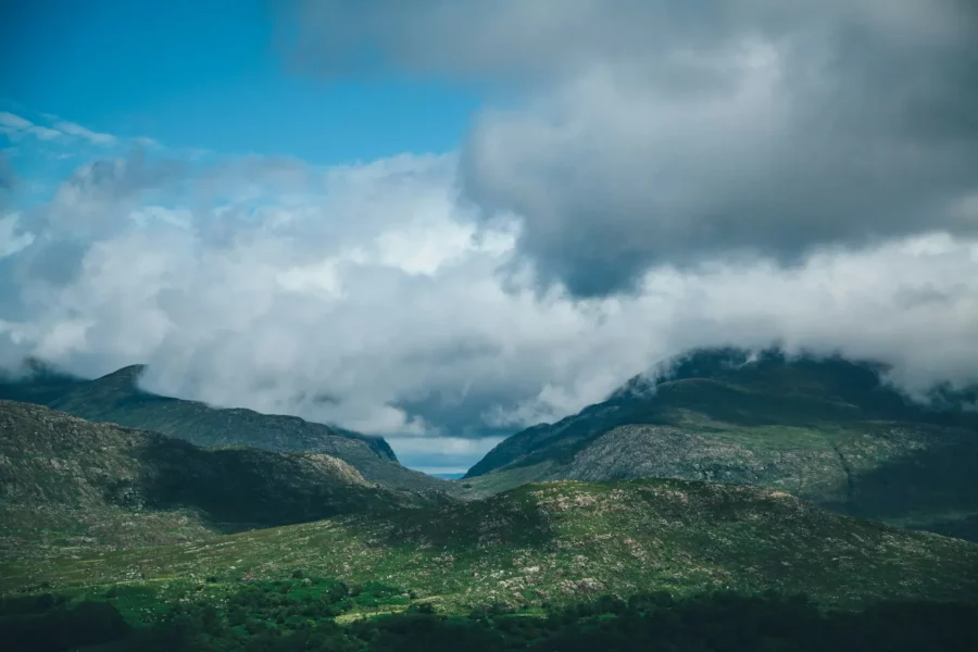 Paysage montagneux à couper le souffle depuis Moll's Gap en Irlande