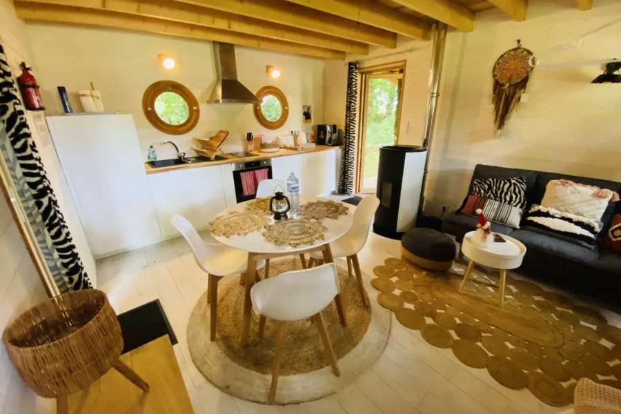 Pièce de vie de la cabane La Maison de Merlin, Jardin Zen du Quistillic, Bretagne