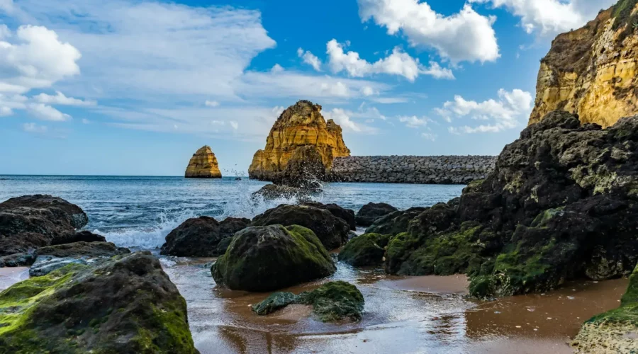 Plage avec roche à Lagos, Portugal