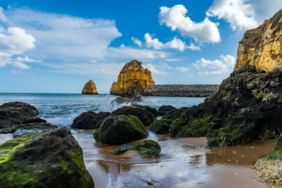 Plage avec roche à Lagos, Portugal