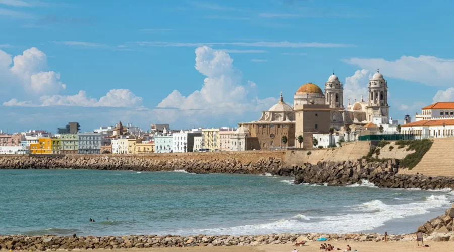 Plage et Bâtiments en Arrière-Plan à Cadix, Espagne