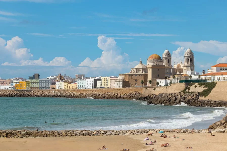 Plage et Bâtiments en Arrière-Plan à Cadix, Espagne