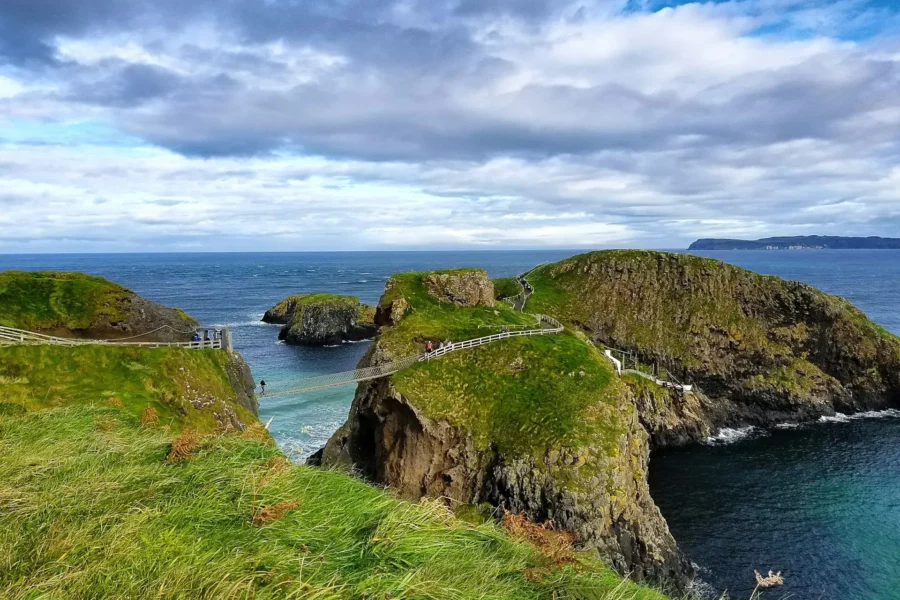 Le pont de corde audacieux de Carrick-a-Rede, Ballycastle