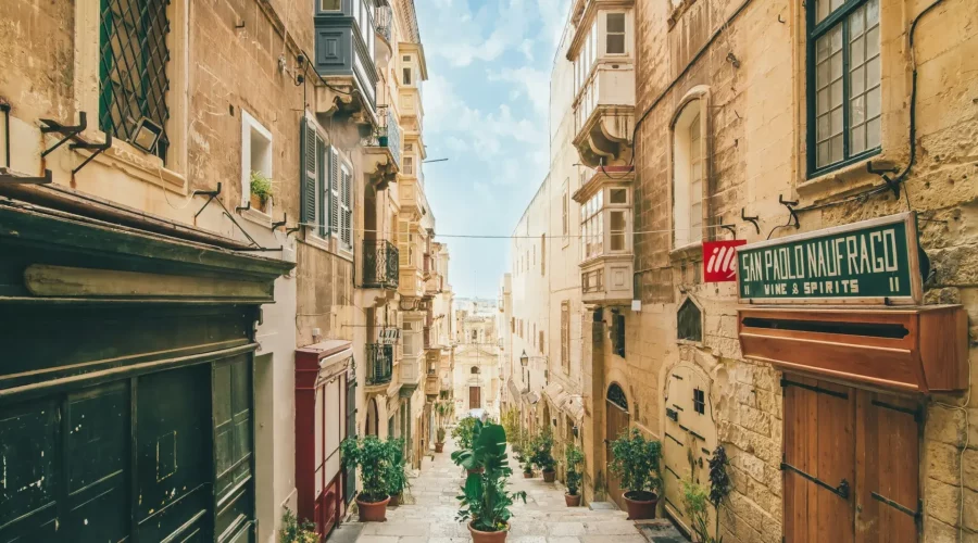 Ruelle typique à La Valette, Malte.