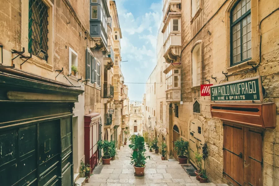 Ruelle typique à La Valette, Malte.