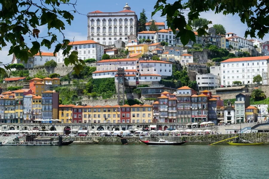 Centre-ville de Porto avec le fleuve Douro en arrière-plan, Portugal