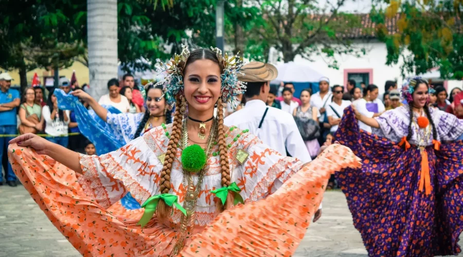 Costaricienne dansant en tenue typique