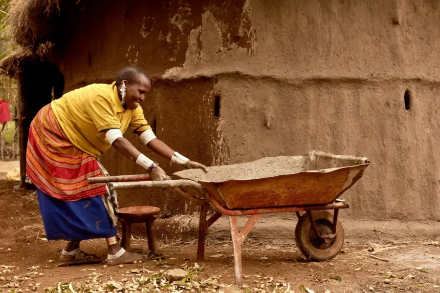Portrait d'une femme tenant une brouette à Karatu, Tanzanie