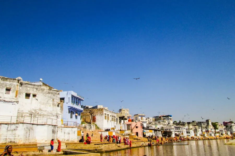 Lac Pushkar et bâtiments en fond, Inde