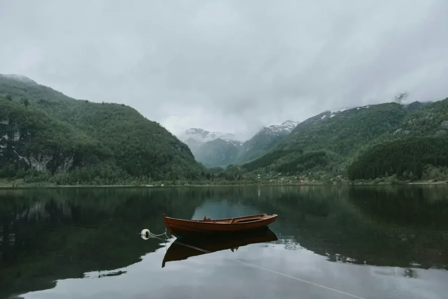 Petit Bateau dans le Hardangerfjord, Norvège