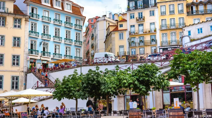 Place animée dans le centre-ville de Lisbonne, Portugal