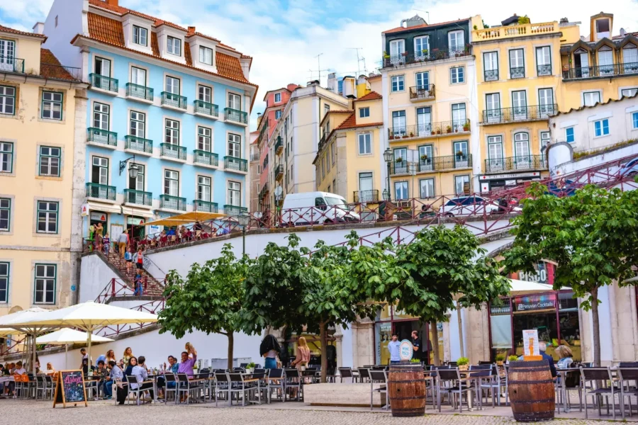 Place animée dans le centre-ville de Lisbonne, Portugal