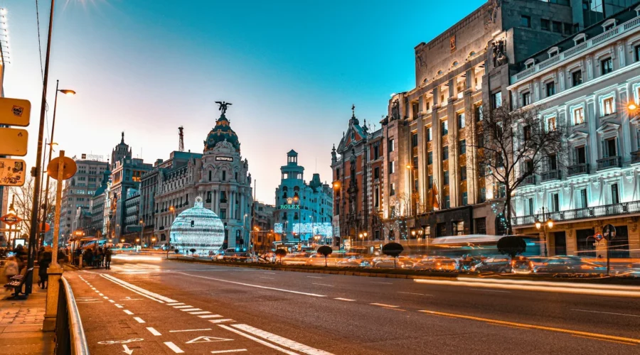 Rue avec vue sur le Metropolis à Madrid, Espagne