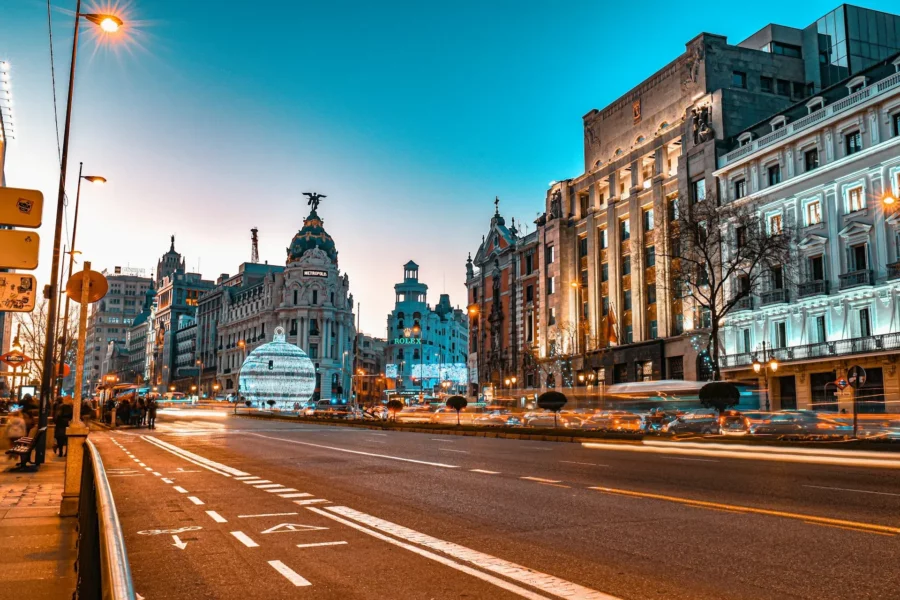 Rue avec vue sur le Metropolis à Madrid, Espagne