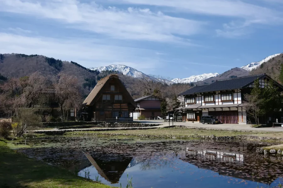 Trois maisons traditionnelles à Shirakawago, Japon