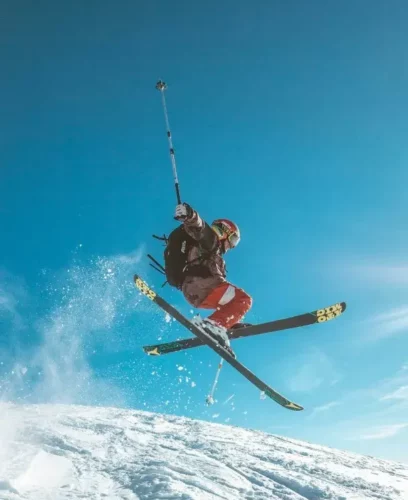 Skieur en train de faire une figure à La Rosière